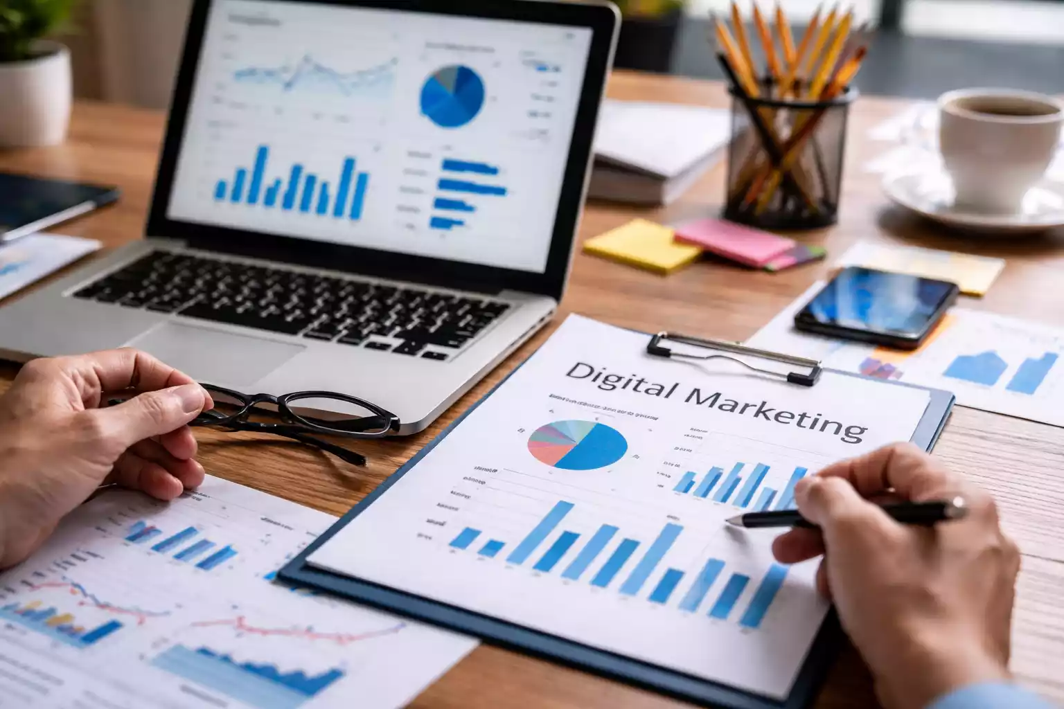 Marketing digital sin estrategia en una pyme analizando datos y planificación online