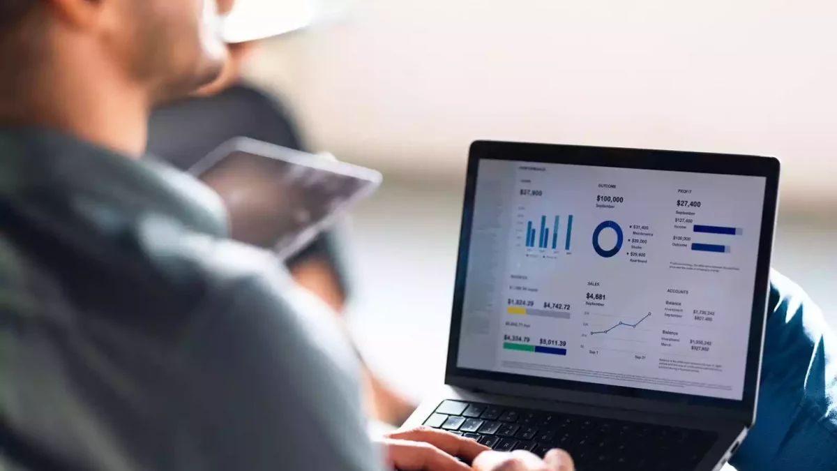 persona analizando resultados de marketing digital en pantalla con métricas