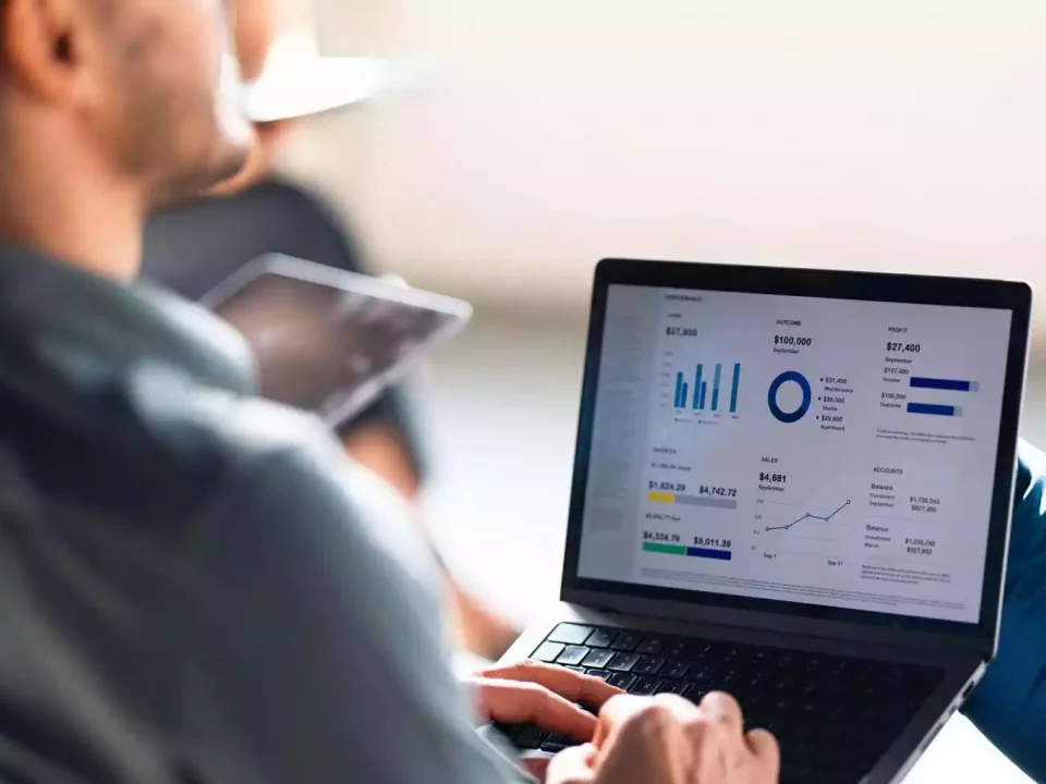 persona analizando resultados de marketing digital en pantalla con métricas