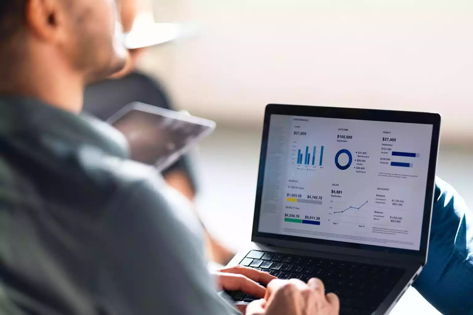 persona analizando resultados de marketing digital en pantalla con métricas