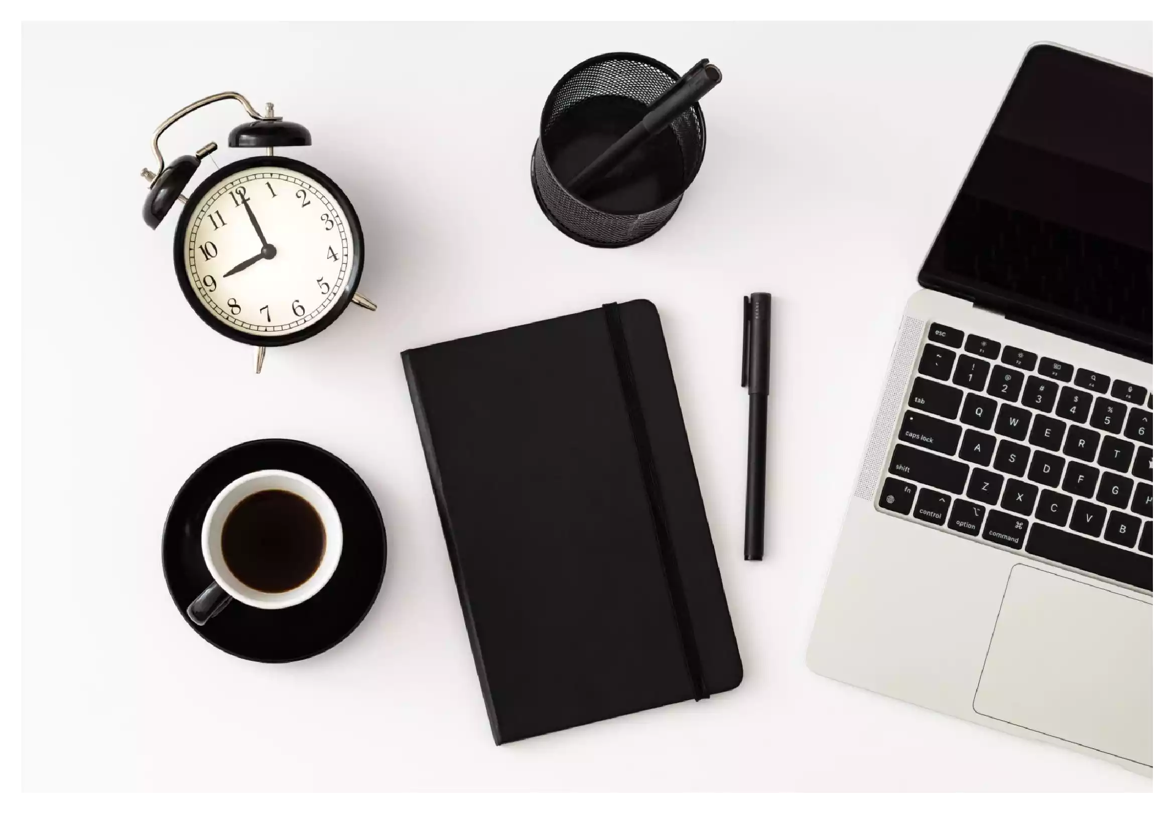 Análisis de estrategia de marketing digital en escritorio con portátil y libreta