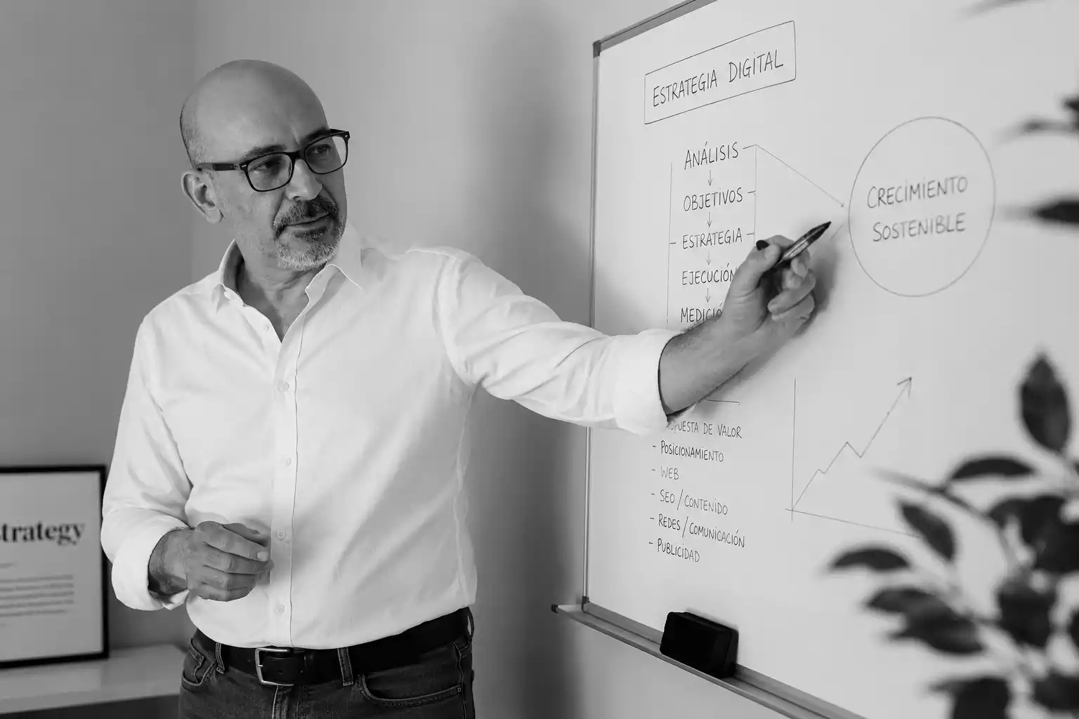 Análisis de estrategia de marketing digital en escritorio con portátil y libreta