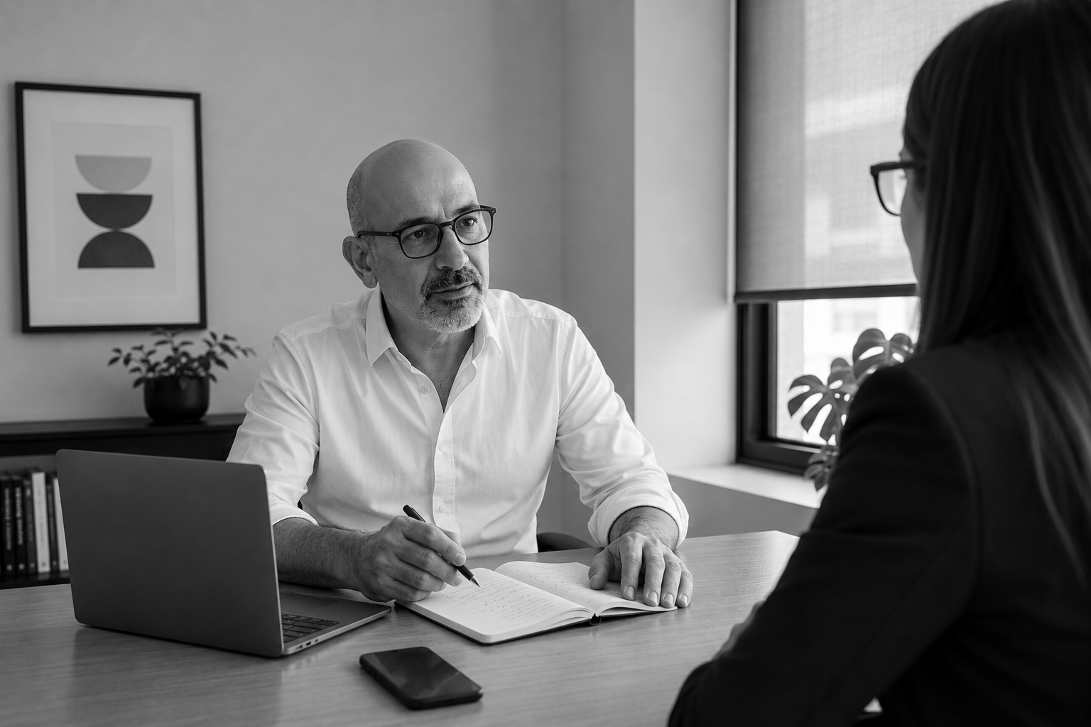 Consultor de marketing digital en reunión con cliente analizando su estrategia