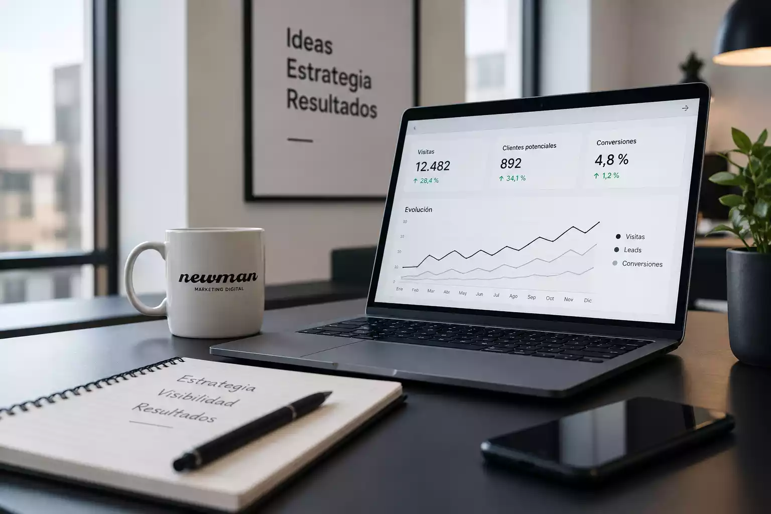 Espacio de trabajo de estrategia digital con ordenador y análisis de resultados