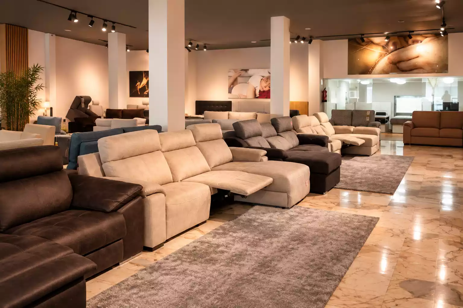 Interior de la tienda de sofás Orbiconfort en Logroño